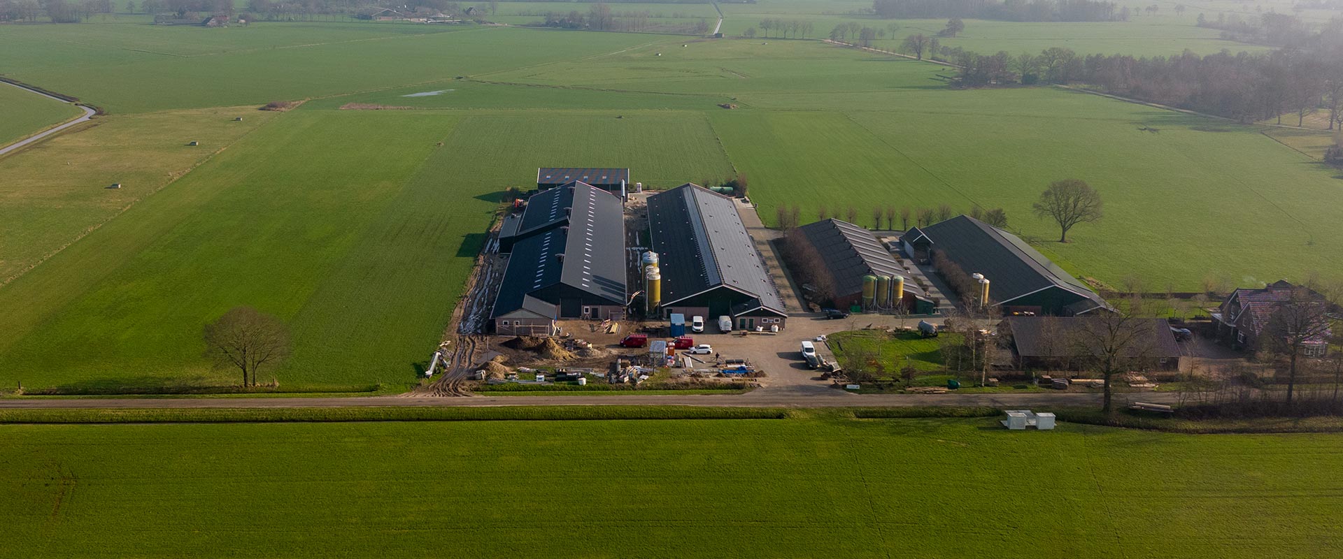 Eerste Gangbare Legpluimveeopfokstal Met Wintergarten Staat In Holten ...